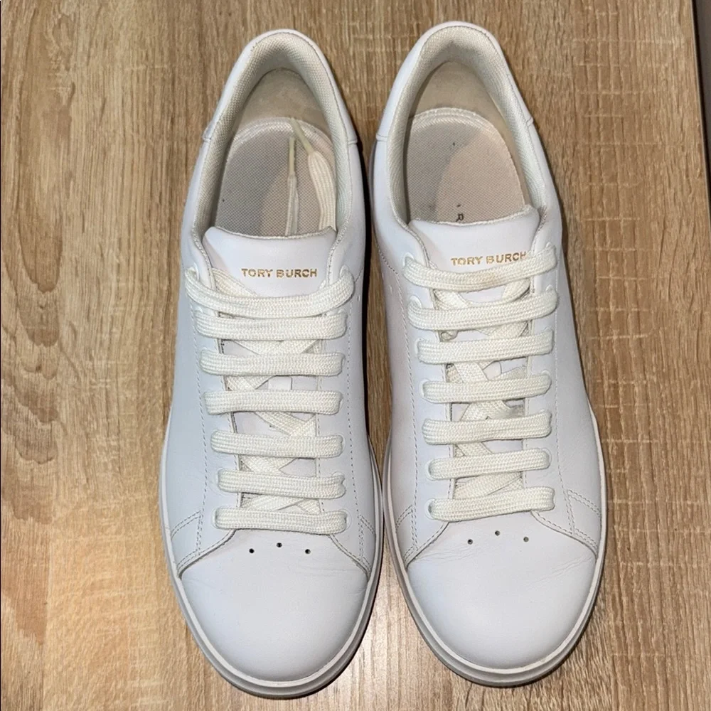 Tory Burch White “Howell Court” W DUST‎ BAG Athletic Shoes Sleek Design Sz 9 EUC